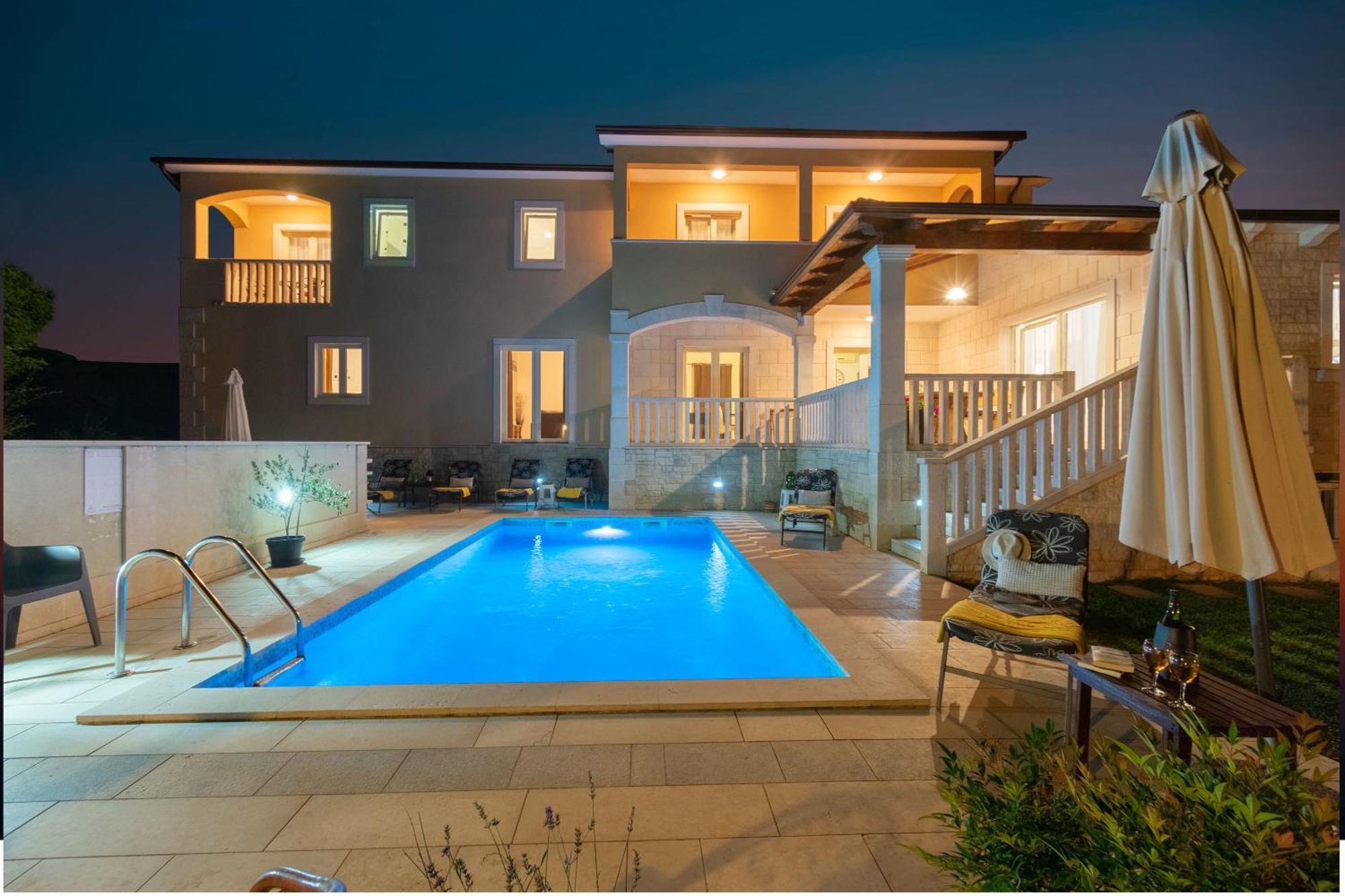 Villa Mit Eingezaeuntem Garten Und Panoramablick Tinjan エクステリア 写真